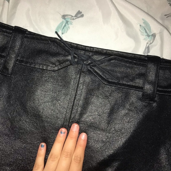 90’s FAUX LEATHER COMFY BLACK BODYCON MINI SKIRT WITH TIE UP BELT - Picture 4 of 6